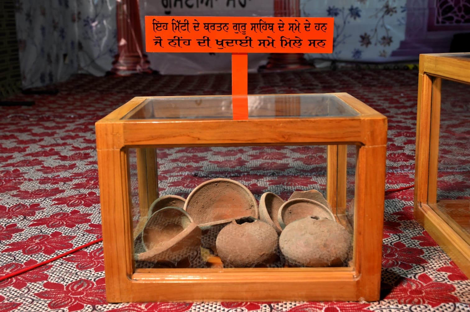 ਗੁਰੂ ਸਾਹਿਬ ਦੇ ਸਮੇਂ ਦੇ ਮਿੱਟੀ ਦੇ ਬਰਤਨ ਜੋ ਨੀਂਹ ਦੀ ਖੁਦਾਈ ਸਮੇਂ ਮਿਲੇ